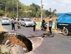 Jalan Alternatif Maros-Makassar di Moncongloe Ambles, Akses Terputus Total