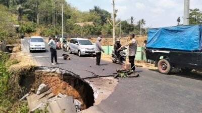 Jalan Alternatif Maros-Makassar di Moncongloe Ambles, Akses Terputus Total