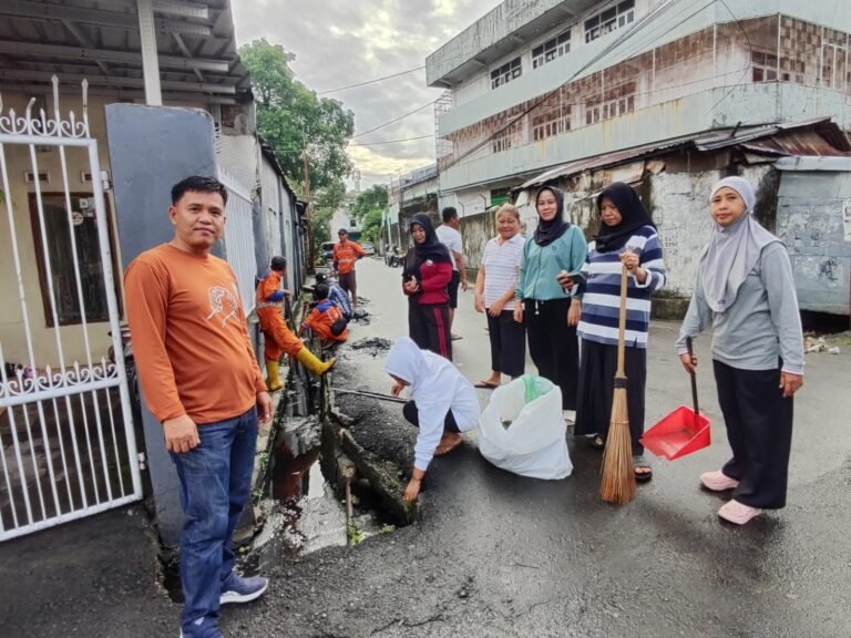 Antisipasi Banjir di Makassar, Lurah Bontoala Suhardi Pimpin Warga Bersihkan Drainase