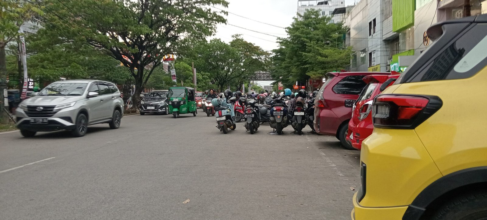 Kondisi Parkiran di Badan Jalan Boulevard Makassar Makin Resahkan Pengguna Jalan, Dinas Terkait di Minta Tertibkan Wilayah Tersebut