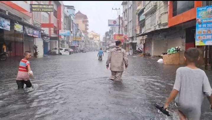 Banjir Parah di Makassar: Jalanan Tergenang, Warga Mengungsi