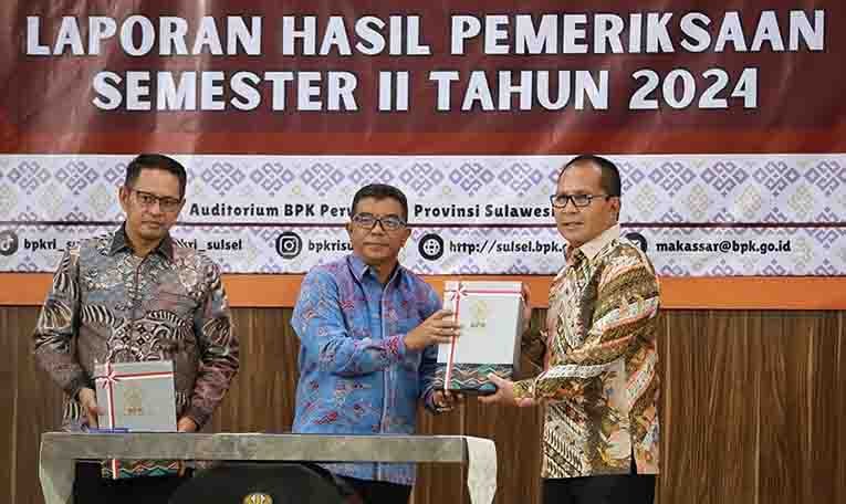 Pemkot dan DPRD Makassar Terima LHPK Semester II 2024 dari BPK Sulsel 5 Pemkot dan DPRD Makassar Terima LHPK Semester II 2024 dari BPK Sulsel