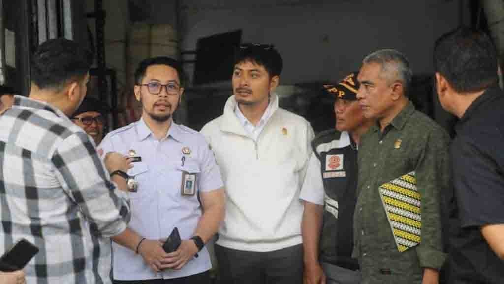 Komisi A DPRD Makassar Tinjau Kepatuhan Perizinan dan Dampak Lingkungan Gudang Plastik di Ujung Tanah 8 Komisi A DPRD Makassar Tinjau Kepatuhan Perizinan dan Dampak Lingkungan Gudang Plastik di Ujung Tanah
