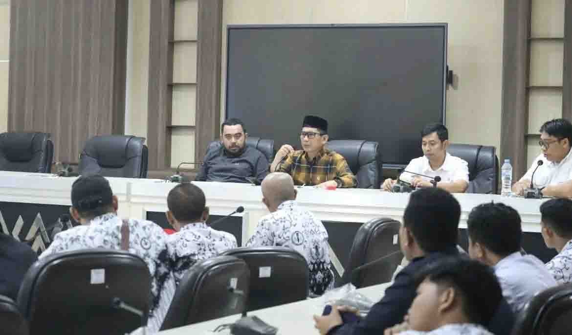 DPRD Makassar Respons Serius Protes Guru Sertifikasi Terkait Tunggakan Tunjangan 6 DPRD Makassar Respons Serius Protes Guru Sertifikasi Terkait Tunggakan Tunjangan