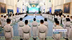 Menteri Sekretaris Negara Prasetyo Hadi secara resmi mengukuhkan 76 anggota Paskibraka tingkat pusat 2025 dari 38 provinsi di Istana Negara, Jakarta, Sabtu (16/8/2025). Mereka akan bertugas pada upacara peringatan HUT ke-80 Kemerdekaan RI di Istana Merdeka, Minggu, 17 Agustus 2025.