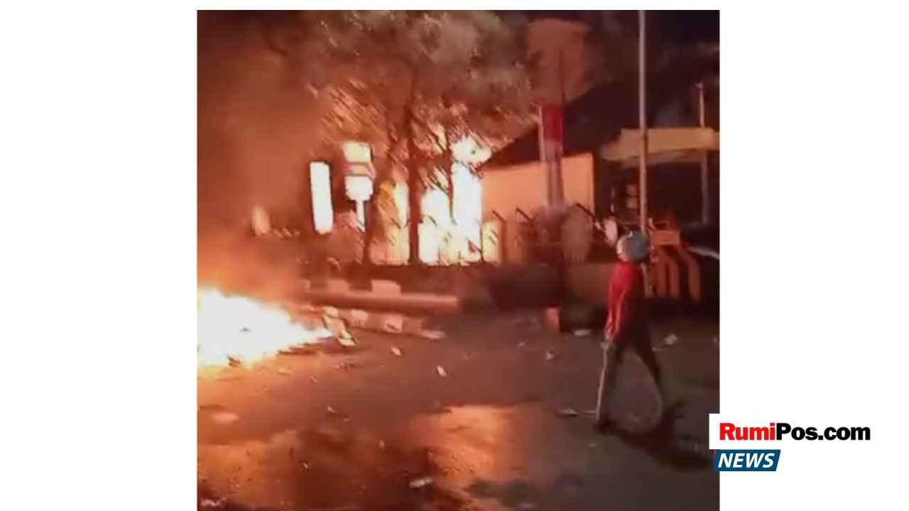 Ricuh di DPRD Makassar! Pagar Dirusak, 6 Motor & Mobil Dibakar Massa 12 Ricuh di DPRD Makassar! Pagar Dirusak, 6 Motor & Mobil Dibakar Massa