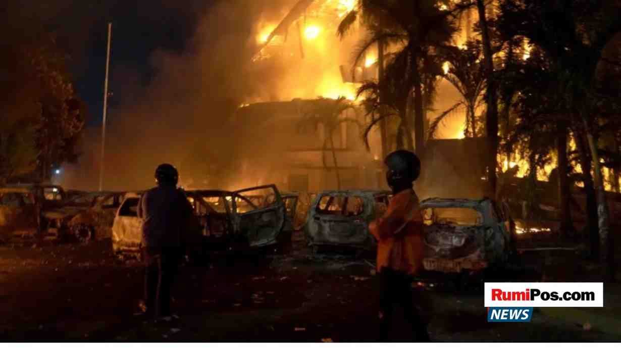 Tragedi Kebakaran DPRD Makassar: Empat Orang Meninggal, Gedung dan Kendaraan Hangus Terbakar 12 Tragedi Kebakaran DPRD Makassar: Empat Orang Meninggal, Gedung dan Kendaraan Hangus Terbakar