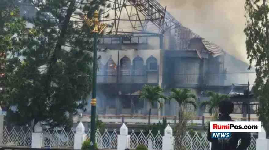 Gedung DPRD NTB Dibakar Massa, Barang-Barang Ikut Dijarah 9 Gedung DPRD NTB Dibakar Massa, Barang-Barang Ikut Dijarah