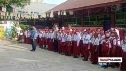 Murid dan guru SD Negeri Maradekaya 2 mengikuti upacara peringatan HUT ke-80 RI yang dipimpin Kepala Sekolah Drs. Sudin, S.Pd, di halaman sekolah.