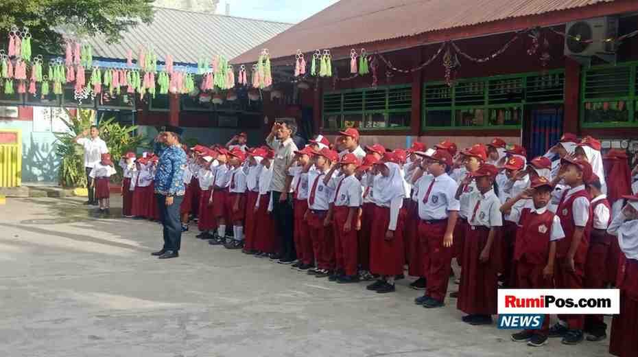 Semarak HUT ke-80 RI, SD Negeri Maradekaya 2 Gelar Upacara Khidmat Bersama Murid dan Guru 2 Semarak HUT ke-80 RI, SD Negeri Maradekaya 2 Gelar Upacara Khidmat Bersama Murid dan Guru