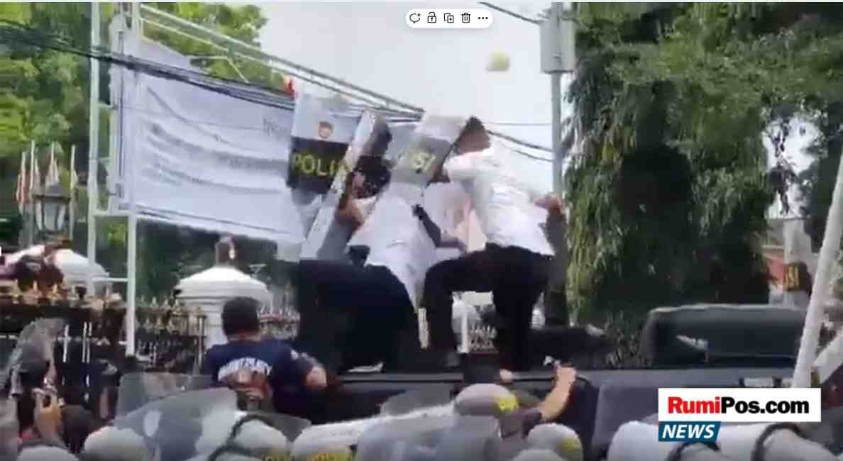 Demo Tuntut Bupati Pati Mundur Berujung Ricuh: 34 Orang Terluka, 11 Diamankan 8 Demo Tuntut Bupati Pati Mundur Berujung Ricuh: 34 Orang Terluka, 11 Diamankan