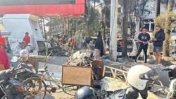 Pasca Kebakaran DPRD Makassar, Warga Ambil Sisa Material Hangus/ISTIMEWA