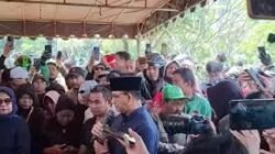 Mantan Gubernur DKI Jakarta, Anies Baswedan, menghadiri pemakaman Affan Kurniawan di TPU Karet Bivak, Jakarta Pusat, Jumat (29/8/2025).