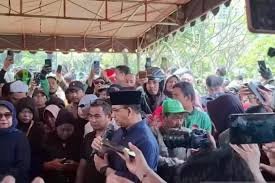 Anies Baswedan Hadiri Pemakaman Affan, Doakan Syahid dan Kekuatan untuk Keluarga 8 Anies Baswedan Hadiri Pemakaman Affan, Doakan Syahid dan Kekuatan untuk Keluarga