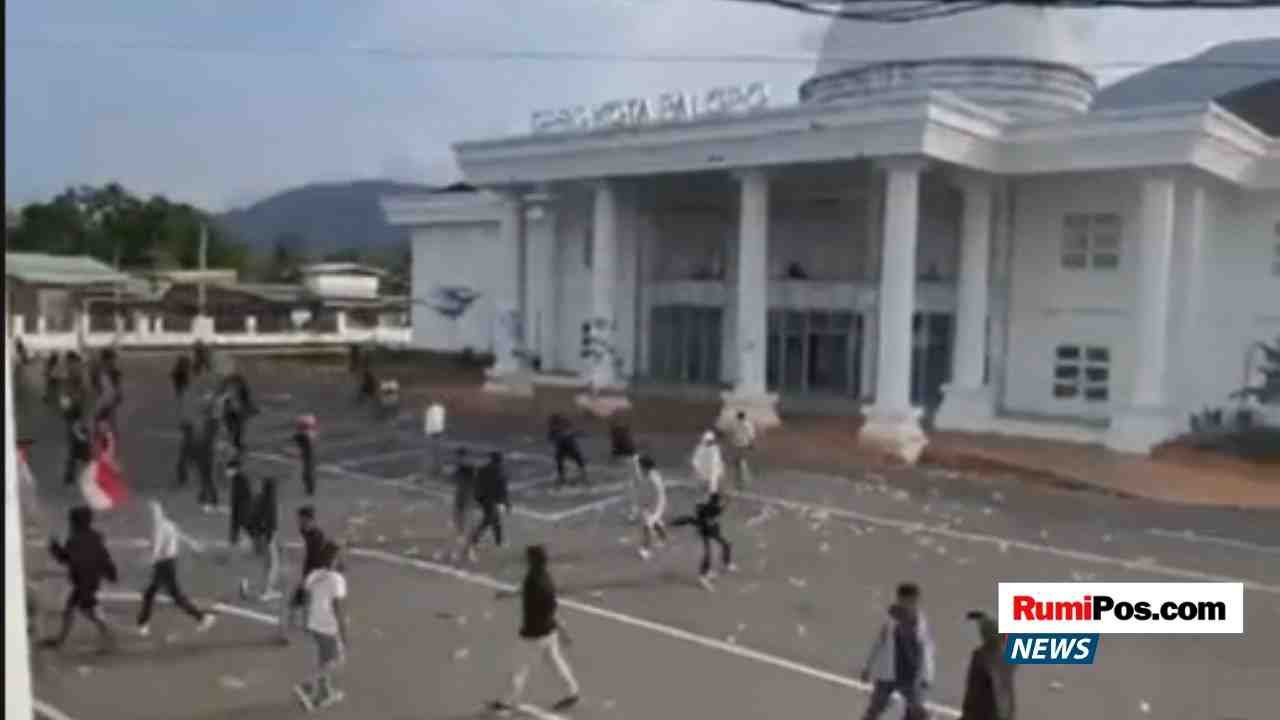Demo Mahasiswa di DPRD Palopo Ricuh, Ruang Paripurna Diacak-acak 5 Demo Mahasiswa di DPRD Palopo Ricuh, Ruang Paripurna Diacak-acak