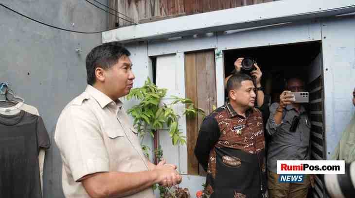 Tito & Maruarar Susuri Lorong Kumuh Pampang Makassar, Enam Rumah Warga Siap Dibedah 5 Tito & Maruarar Susuri Lorong Kumuh Pampang Makassar, Enam Rumah Warga Siap Dibedah
