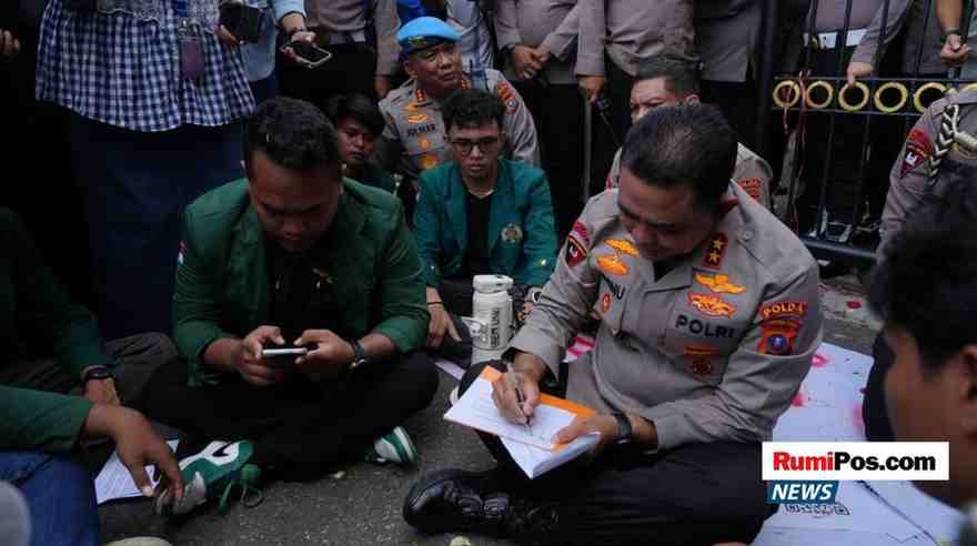 Diminta Mundur oleh Mahasiswa, Kapolda Sumut: Kalau Ada TR, Hari Ini Saya Pindah 3 Diminta Mundur oleh Mahasiswa, Kapolda Sumut: Kalau Ada TR, Hari Ini Saya Pindah