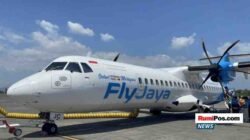 Pesawat baru Fly Jaya jenis ATR 72-500 saat bersiap lepas landas di Bandara Sultan Hasanuddin, Maros, Sabtu (13/9/2025). Penerbangan perdana rute Makassar–Bone ini mampu menampung hingga 72 penumpang.