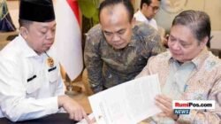 Nusron Wahid menjelaskan target digitalisasi 300 RDTR 2026 terintegrasi OSS; Airlangga Hartarto tampak di sisi kanan.
