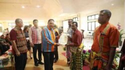 Staf Ahli ATR/BPN Deni Santo bersama Bupati TTS menyerahkan sertipikat PTSL pada sosialisasi tanah ulayat di TTS, NTT (18/9/2025).