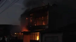 Rumah warga di Kandea 3, Kecamatan Tallo, Makassar, hangus terbakar pada Rabu (24/9/2025) sore usai bentrok antarkelompok. Tidak ada korban jiwa.