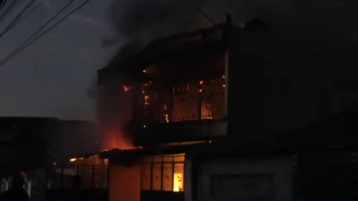 Tawuran Tallo: 6 Rumah Hangus, 1 Mobil dan 3 Motor Terbakar, Aparat Perketat Pengamanan 4 Tawuran Tallo: 6 Rumah Hangus, 1 Mobil dan 3 Motor Terbakar, Aparat Perketat Pengamanan