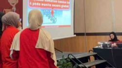 Mahasiswa Farmasi Unhas memamerkan sampel hydrogel mucoadhesive berbasis kitosan–alginat.
