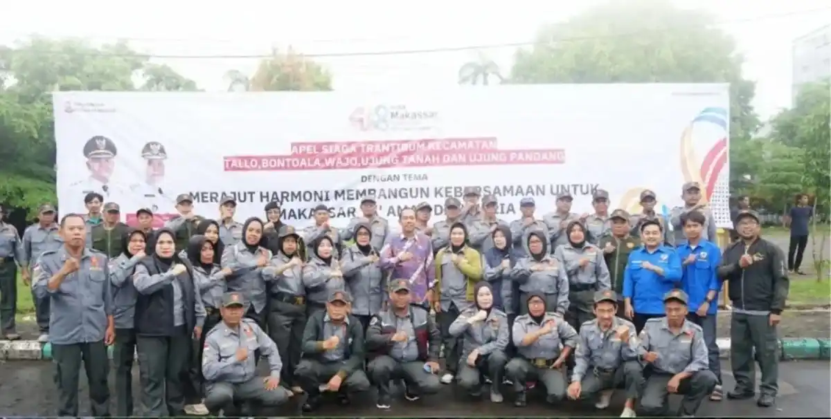 Peserta apel siaga Trantibum lima kecamatan berfoto usai kegiatan di Al-Markaz Makassar.