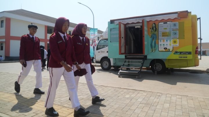 BNI Sahabat Sekolah Rakyat Kenalkan Literasi Keuangan dan Peduli Lingkungan Lewat Praktik 2 BNI Kenalkan Literasi Keuangan ke Siswa Sekolah Rakyat Lewat Rekening Tabungan