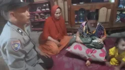 Di Tengah Musibah, Aiptu Subur Bhabinkamtibmas Baraya Tetap Turun ke Warga: Melayat Balita di Jalan Kandea