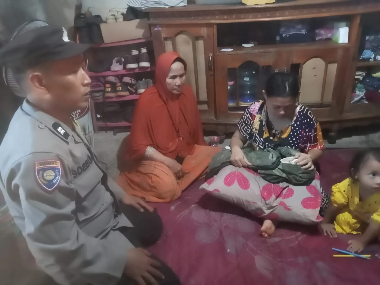 Di Tengah Musibah, Aiptu Subur Bhabinkamtibmas Baraya Tetap Turun ke Warga: Melayat Balita di Jalan Kandea