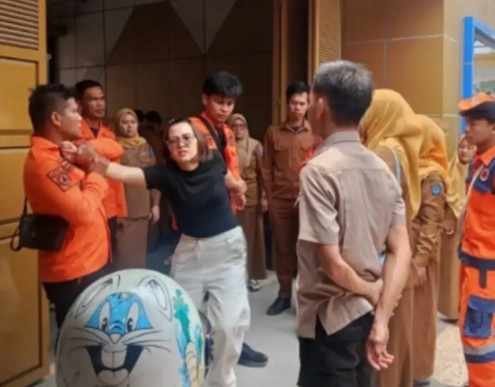 Istri Tusuk Suami PNS di Depan Kantor, Anton Tewas Usai Cekcok soal Biaya Berobat Anak 1 Istri Tusuk Suami PNS di Depan Kantor, Anton Tewas Usai Cekcok soal Biaya Berobat Anak