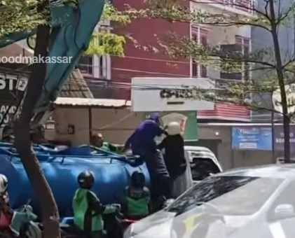 Penangkapan Pria Diduga Melawan Sopir Tangki Air di Makassar