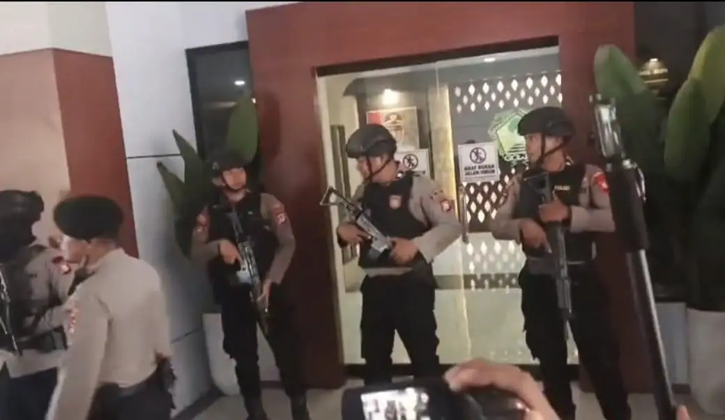 Polisi Geledah Kantor Bupati Gowa dan Rujab Terkait Dugaan Korupsi PBG 1 Polisi Geledah Kantor Bupati Gowa dan Rujab Terkait Dugaan Korupsi PBG
