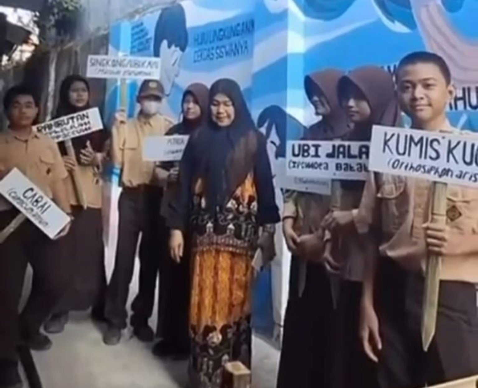 SMPN 24 Makassar Kenalkan Tanaman lewat Kebun Urban Farming
