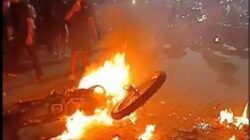 DIKEJAR OJOL HINGGA BAROMBONG, TERDUGA GENG MOTOR NYARIS DIAMUK MASSA, MOTOR DIBAKAR