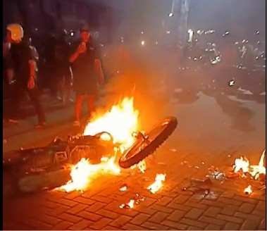 DIKEJAR OJOL HINGGA BAROMBONG, TERDUGA GENG MOTOR NYARIS DIAMUK MASSA, MOTOR DIBAKAR