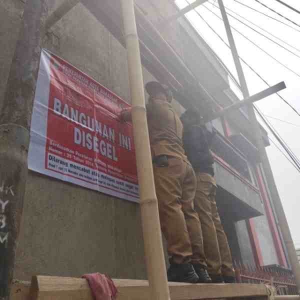 Distaru Makassar Segel Bangunan Kos Dua Lantai di Manggala Diduga Tanpa PBG