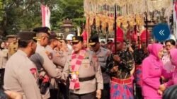 Kapolda Sulsel Baru Awal Chairuddin Disambut Adat, Djuhandhani Dilepas