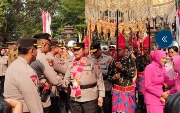 Kapolda Sulsel Baru Awal Chairuddin Disambut Adat, Djuhandhani Dilepas