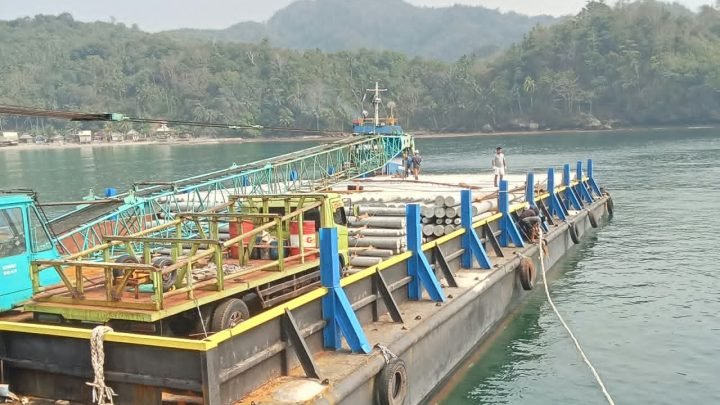 PLN Hadirkan Harapan Terang, Tiang Listrik Disambut Tangis Haru Masyarakat Laonti
