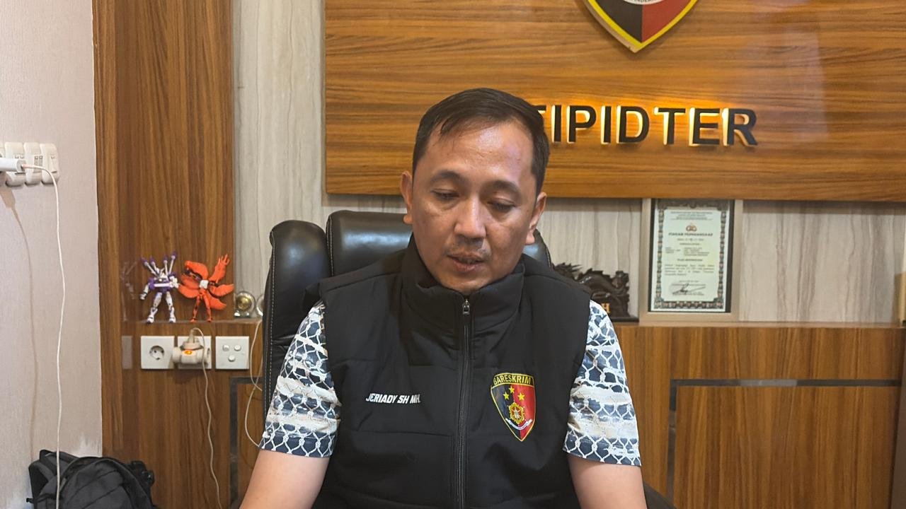 Polrestabes Makassar Tangkap Pria Diduga Bobol Kartu Debit Teman Rp341 Juta Beli Emas dan iPhone 17 Pro Max 1 Polrestabes Makassar Tangkap Pria Diduga Bobol Kartu Debit Teman Rp341 Juta Beli Emas dan iPhone 17 Pro Max
