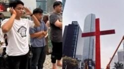 Students Carry Red Cross, Offer Prayers at Jakarta Demo