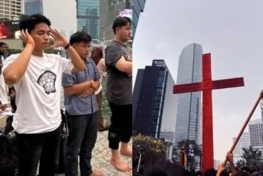 Students Carry Red Cross, Offer Prayers at Jakarta Demo