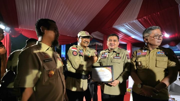 Wali Kota Makassar Munafri Arifuddin Terima Penghargaan dari Mensos RI